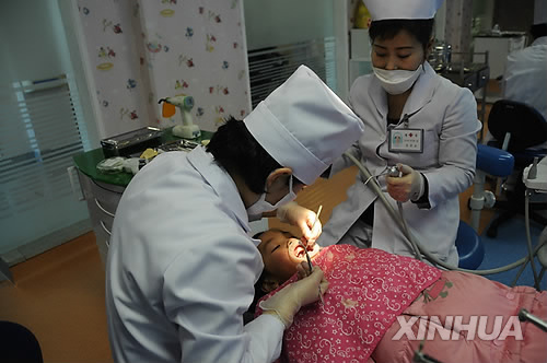 (140206) -- PYONGYANG, Feb. 6, 2014 (Xinhua) -- The photo taken on Feb. 4, 2014 shows the children therapy room of Ryukyeong Stomatological Hospital in Pyongyang, the Democratic People's Republic of Korea. Xinhua journalists visited two new hospitals of the DPRK and came into contact with the free medical treatment of the socialist country.  (Xinhua/Du Baiyu) (dzl)