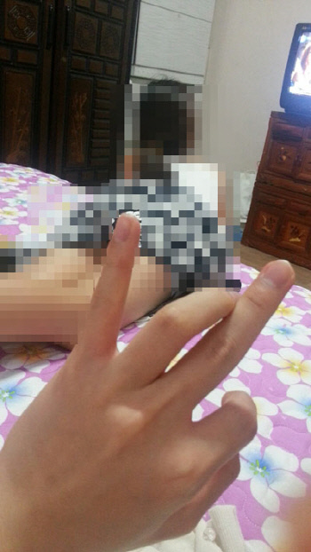 일베에 ‘사촌인증’이라는 설명과 함께 게시된 사진. 몰래 촬영한 듯한 여성의 모습에, 촬영자의 것으로 보이는 손은 일베 회원임을 뜻하는 ‘인증’ 모습을 하고 있다.