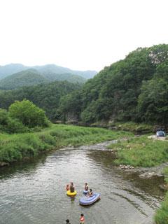 [월간산]515m봉 서릉 등산기점인 중방대리 유진가든 옆 종선교에서 중방대천 위로 본 종자산 정상(왼쪽 끝)과 515m봉(정상 오른쪽).