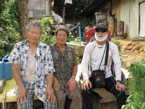 [월간산]상귀량마을에서 5대째 살아 온 최영환 할아버지(왼쪽). 그 옆은 부인 오흥순 할머니. 오른쪽은 최효범 미투리산악회 등반대장.