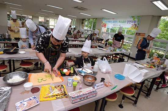 ⓒ시사IN 이명익 : 9월12일 한 초등학교에서 아빠와 아이가 함께 하는 요리대회가 열렸다. 요리의 기본만 잘 기억해둬도 요리하는 과정에서 민폐를 덜 끼칠 수 있다.