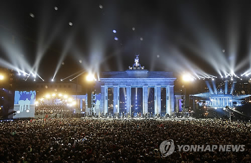 독일 베를린 장벽 붕괴 25주년을 맞아 자유와 통일을 가져온 역사적인 날을 자축하려는 수많은 시민들이 베를린의 브란덴부르크문 앞에 운집, 장벽을 형상화한 하얀 빛의 풍선을 하늘로 멀리 날려보내고 있다. (AP=연합뉴스 자료사진)