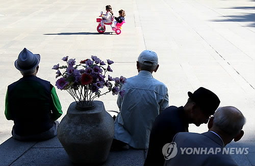 노인의 날인 2일 오후 서울 종로2가 탑골공원에서 어르신들이 계단에 앉아 있다. 2013.10.2