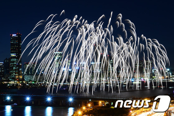 3일 오후 서울 여의도 한강공원 일대에서 열린 '한화와 함께하는 2015 서울세계불꽃축제'에서 화려한 불꽃이 하늘을 수놓고 있다. 이번 서울세계축제에는 미국, 필리핀, 한국 총 3개국 대표 연화팀이 참여해 10만여 발의 다채롭고 환상적인 불꽃을 선보였다. 2015.10.3/뉴스1 &copy; News1 임세영 기자