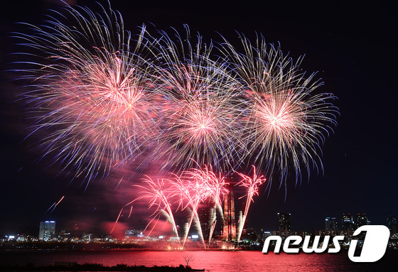 3일 밤 서울 여의도 한강공원 일대에서 열린 2015 서울세계불꽃축제에서 화려한 불꽃들이 밤하늘을 수놓고 있다. 2015 서울세계불꽃축제는 한국,미국,필리핀 등 3개국의 대표 연화팀이 제작한 10만여 발의 다채로운 불꽃이 가을 밤하늘을 수놓는다. 한편 '세계불꽃축제'로 인해 오후 2시부터 9시 30분까지 마포대교 남단에서 63빌딩 앞에 이르는 여의동로 구간의 양방향 차량 통행이 전면 통제되며 평소 여의동로를 지나는 시내버스 21개 노선은 우회 운행 된다. 2015.10.3/뉴스1 &copy; News1 고성준 인턴기자