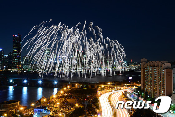 3일 오후 서울 여의도 한강공원 일대에서 열린 '한화와 함께하는 2015 서울세계불꽃축제'에서 화려한 불꽃이 하늘을 수놓고 있다. 이번 서울세계축제에는 미국, 필리핀, 한국 총 3개국 대표 연화팀이 참여해 10만여 발의 다채롭고 환상적인 불꽃을 선보였다. 2015.10.3/뉴스1 &copy; News1 임세영 기자
