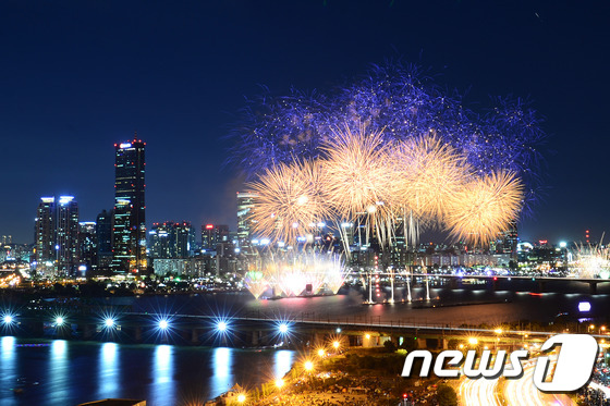 3일 오후 서울 여의도 한강공원 일대에서 열린 '한화와 함께하는 2015 서울세계불꽃축제'에서 화려한 불꽃이 하늘을 수놓고 있다. 이번 서울세계축제에는 미국, 필리핀, 한국 총 3개국 대표 연화팀이 참여해 10만여 발의 다채롭고 환상적인 불꽃을 선보였다. 2015.10.3/뉴스1 &copy; News1 임세영 기자