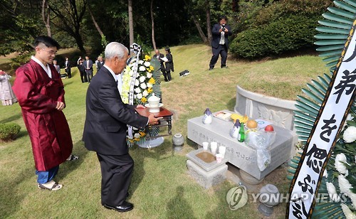 아사카와 형제 추모를 위한 봉차 (서울=연합뉴스) 최재구 기자 = 아사카와(淺川) 형제 추모회 일본 측 방문단을 비롯한 관계자들이 4일 서울 중랑구 망원동 아사카와 다쿠미 묘역을 참배하고 있다. 아사카와 형제는 일제강점기 조선으로 건너와 도자기 공예 연구와 보존, 식목사업에 헌신하며 진심으로 조선과 조선인을 사랑했던 의인으로 평가받는다. 2015.10.4 jjaeck9@yna.co.kr