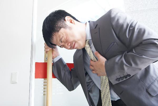 [헬스조선]가슴에 통증을 느끼는 남성/사진 출처=헬스조선 DB