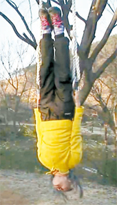 최효숙씨는 매일 동네 공원에서 링 운동을 하며 손과 팔 힘을 단련한다. [사진 SBS `순간포착 세상에 이런 일이` 방송 캡처]