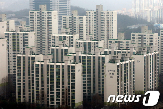 1기 신도시인 경기도 성남시 분당 정자동의 아파트 단지 모습.. 국토교통부는 국토연구원과 함께 1기 신도시에서 발생하는 아파트 노후화 등과 관련해 다각적인 논의를 벌이기로 했다. 뉴스1