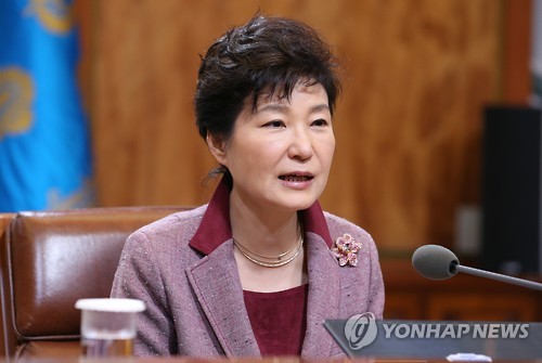 박 대통령, 수석비서관회의 주재 (서울=연합뉴스) 백승렬 기자 = 박근혜 대통령이 13일 청와대에서 열린 수석비서관회의를 주재하고 있다.
