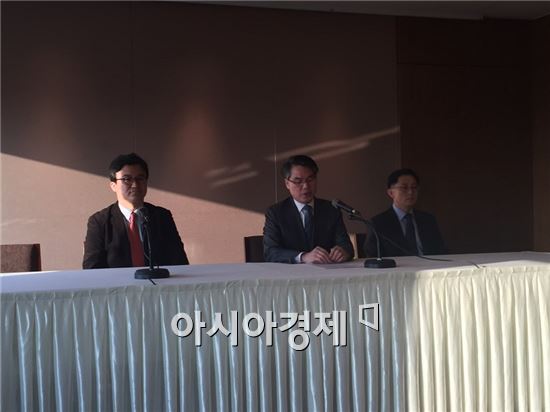 나승일 전 교육부 차관(가운데)과 양정호 성균관대 교육학과 교수(왼쪽), 김희규 신라대 교육학과 교수(오른쪽)가 16일 오후 서울 프레스센터에서 교육부의 한국사교과서 국정화 찬성 입장 기자회견을 하고 있다.