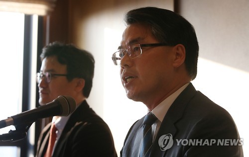 '한국사교과서 국정화 환영합니다'     (서울=연합뉴스) 한종찬 기자 = 16일 오후 서울 중구 프레스센터에서 '올바른 역사교과서를 지지하는 교수 모임'이 기자회견을 열고 역사 교과서 국정화를 지지하는 내용의 성명서를 발표하고 있다. 왼쪽부터 양정호 성균관대 교수, 김희조 신라대학교 교수.