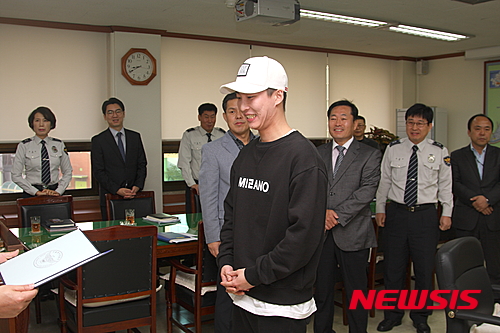 용감한 청년 이미지