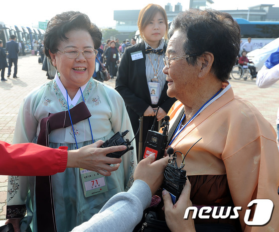 남북 이산가족 상봉행사일인 20일 오전 한 이산가족이 방북하기전 밝은 모습으로 인터뷰에 응하고 있다. 2015.10.20/뉴스1 © News1 윤창완 기자