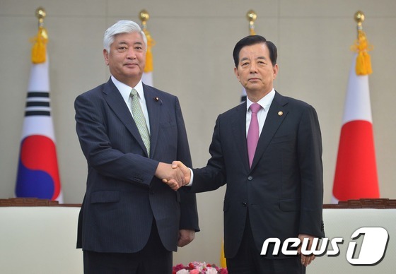 한민구 국방부 장관(오른쪽)과 나카타니 겐 일본 방위상(왼쪽)이 지난 10월20일 서울 용산구 국방부에서 한일국방장관 회담에 앞서 악수를 하고 있다. 2015.10.30/뉴스1 © News1 박정호 기자