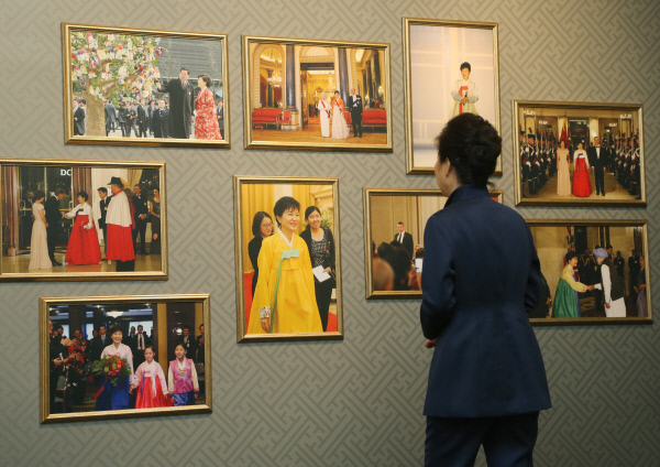  한복 입은 자신 사진 보는 박 대통령 | 인스티즈