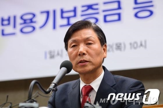 권기룡 한국주류산업 협회장이 22일 오전 서울 중구 프레스센터에서 열린 '빈용기보증금 및 취급수수료 인상 반대 기자회견'에서 모두발언을 하고 있다./사진=뉴스1