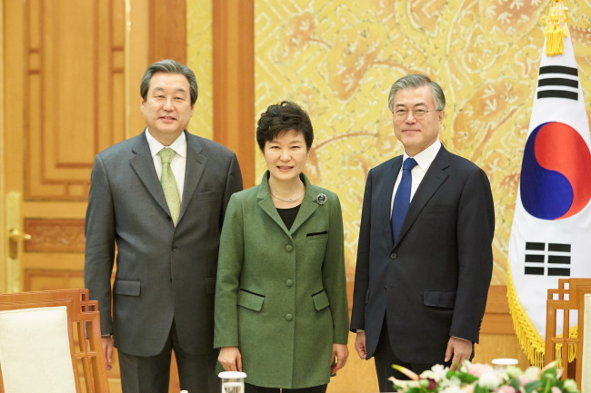 박근혜 대통령(가운데)이 지난 3월 17일 오후 청와대에서 열린 여야대표 회동에서 김무성 새누리당 대표(왼쪽), 문재인 새정치민주연합 대표와 회동에 앞서 나란히 포즈를 취하고 있다. [사진제공=청와대]