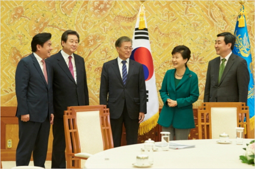 박근혜 대통령이 22일 오후 청와대에서 열린 여야 지도부 회동에서 이야기를 나누고 있다. (사진=청와대 제공)