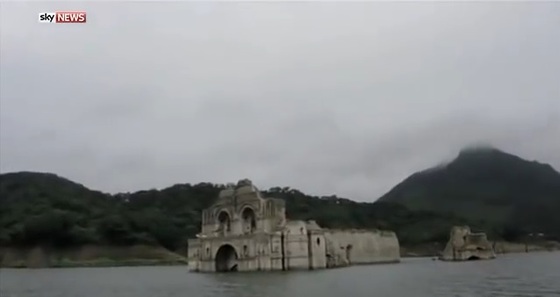 멕시코 댐 건립 프로젝트로 인해 1966년 강 밑으로 모습을 숨겼던 사도 산티아고 교회가 극심한 가뭄으로 인해 물 위로 드러났다. (유튜브 캡처) ⓒ News1