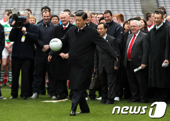 2012년 중국 국가 부주석 자격으로 아일랜드를 방문한 시진핑 중국 국가주석이 축구장에서 구두를 신은 채 킥을 선보이고 있다. © AFP=뉴스1