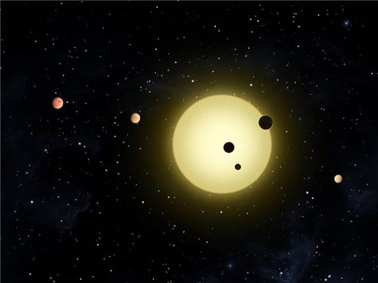 ▲케플러우주망원경이 찾아낸 외계행성 '케플러 11' 항성과 행성들.[사진제공=NASA]