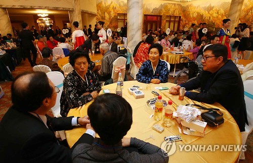 제20차 이산가족 상봉행사 2회차 둘째날인 25일 오후 금강산호텔에서 열린 단체상봉에서 남북 이산가족들이 이야기를 하고 있다.