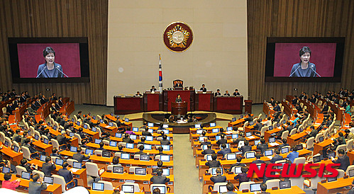 【서울=뉴시스】이종철 기자 = 박근혜 대통령이 27일 오전 국회 본회의장에서 내년도 예산안 시정연설을 하고 있다. 2015.10.27. photo@newsis.com