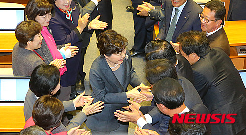 【서울=뉴시스】이종철 기자 = 27일 오전 박근혜 대통령이 국회에서 열린 시정연설후 의원들과 인사하며 퇴장하고 있다. 2015.10.27. photo@newsis.com
