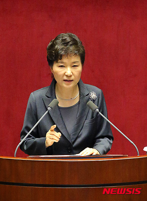 【서울=뉴시스】이종철 기자 = 박근혜 대통령이 27일 오전 국회 본회의장에서 내년도 예산안 시정연설을 하고 있다. 2015.10.27. photo@newsis.com