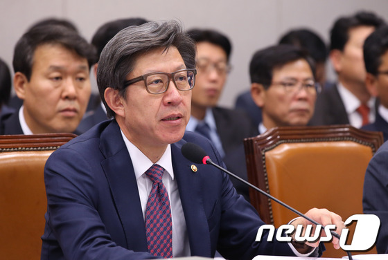 박형준 국회 사무총장이 28일 서울 여의도 국회에서 열린 운영위원회 전체회의에서 내년도 예산안 관련 의원들의 질의에 답하고 있다. 2015.10.28/뉴스1 © News1 박지혜 기자