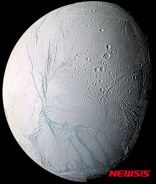 【서울=뉴시스】토성의 제2 위성 엔셀라두스. <사진출처:나사>  2015.10.28