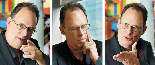 짐 뉴턴 테크숍 회장이 문화일보와 인터뷰 도중 다양한 표정과 손짓으로 일자리 창출과 창업 문제 등을 설명하고 있다.  신창섭 기자 bluesky@munhwa.com