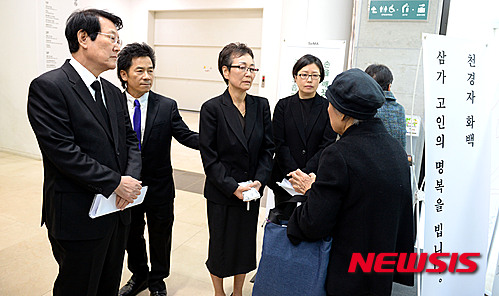【서울=뉴시스】홍찬선 기자 = 故 천경자 화백 추도식이 열린 30일 오전 서울 중구 서울시립미술관에서 유가족들이 추도객들을 맞이하고 있다. 왼쪽부터 장남 이남훈 팀-쓰리 엔지니어링 건축사사무소 회장, 둘째 사위 문범감 미국 조지타운대 교수, 차녀 김정희 미국 메릴란드주 몽고메리 칼리지 미술과 교수, 차남 고 김종우씨의 처 서재란씨. 2015.10.30. mania@newsis.com
