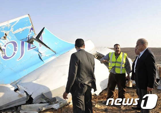 셰리프 이스마일 이집트 총리(오른쪽 끝)가 31일(현지시간) 시나이반도에 추락한 러시아 코갈림아비아항공 여객기 7K9268편의 잔해를 지켜보고 있다.? AFP=뉴스1