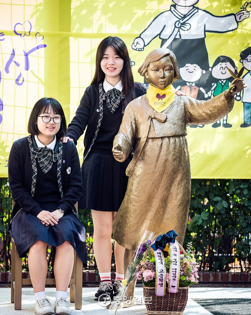 고등학생들이 서울 정동 프란치스코 교육회관 앞에 일본군 위안부 피해 할머니들을 위한 ‘평화의 소녀상’을 만들었다. 소녀상 건립을 주도한 이화여고 2학년 윤소정(왼쪽)·권영서양. [박종근 기자]