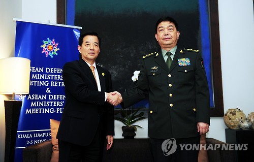 한중 국방장관 "양국 국방부간 핫라인 조속 개통" 합의     (서울=연합뉴스) 제3차 아세안 확대 국방장관회의(ADMM-Plus)에 참석한 한민구 국방부 장관이 4일(현지시간) 말레이시아 쿠알라룸푸르 사우자나호텔에서 창완취안(常萬全) 중국 국방부장과 양자회담에서 악수를 하고 있다.    2015.11.5   << 국방부  >>     photo@yna.co.kr