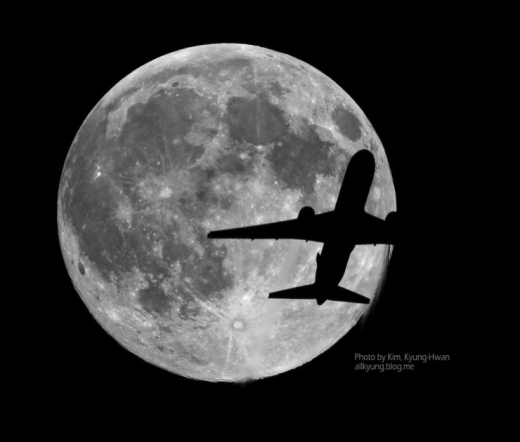 보름달과 비행기.