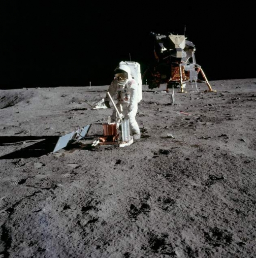달에 지진계를 설치하는 아폴로 승무원