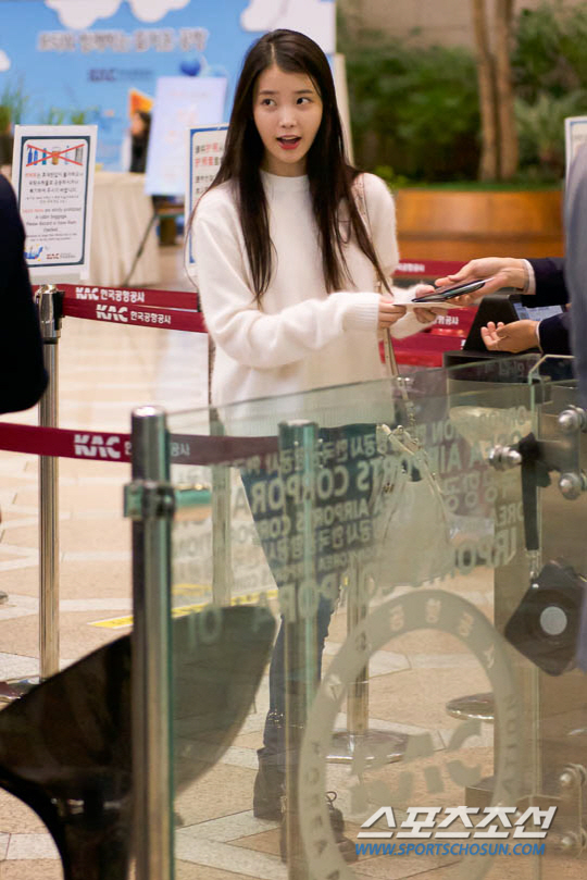 오늘 출국하는 아이유 | 인스티즈