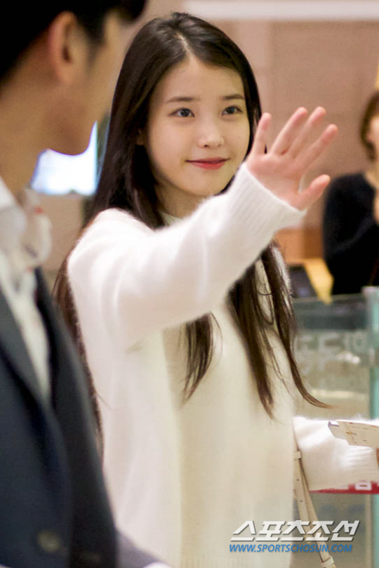 오늘 출국하는 아이유 | 인스티즈