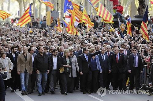 (바르셀로나 AP=연합뉴스) 스페인 카탈루냐주의 아르투르 마스 주지사 대행이 10월 15일(현지시간) 주정부의 '분리독립 비공식 주민투표'에 대한 조사를 받기 위해 카탈루냐 법원에 도착하면서 지지자들에게 손을 흔들고 있다. lkm@yna.co.kr