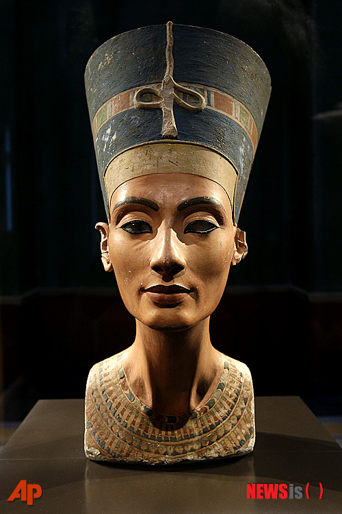 【베를린=AP/뉴시스】독일 베를린 국립미술관에 소장된 네페르티티 여왕의 흉상. 14세기 이집트 왕국의 왕비로써 클레오파트라와 함께 3대 미녀 중 하나로 꼽히는 고대 이집트의 왕비 네페르티티는 그 흔적을 찾을 수 없어 수천 년 간 수수깨끼 속에 쌓인 인물이지만, 최근 그녀의 무덤이 발견됐다는 주장이 제기됐다. 2015.08.12