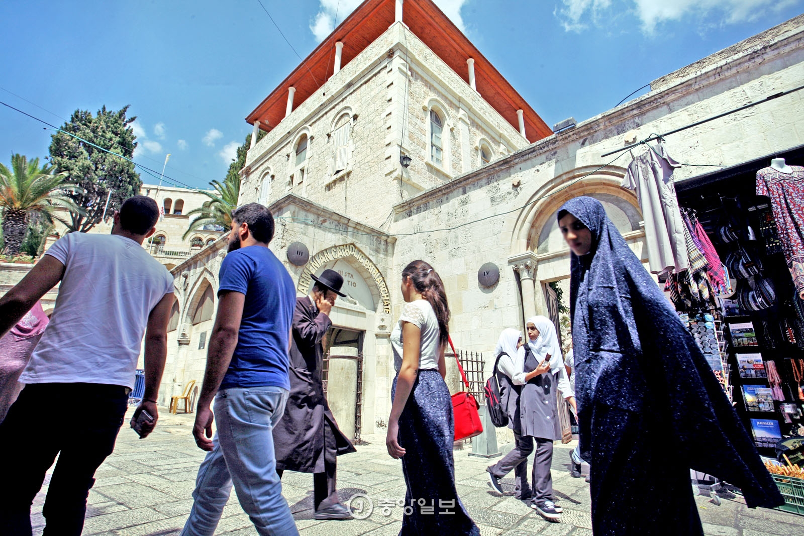 올드시티의 골목 풍경. 기독교 교회 앞으로 정통 복장을 한 유대인과 아랍인이 스쳐 지나가고 있다.