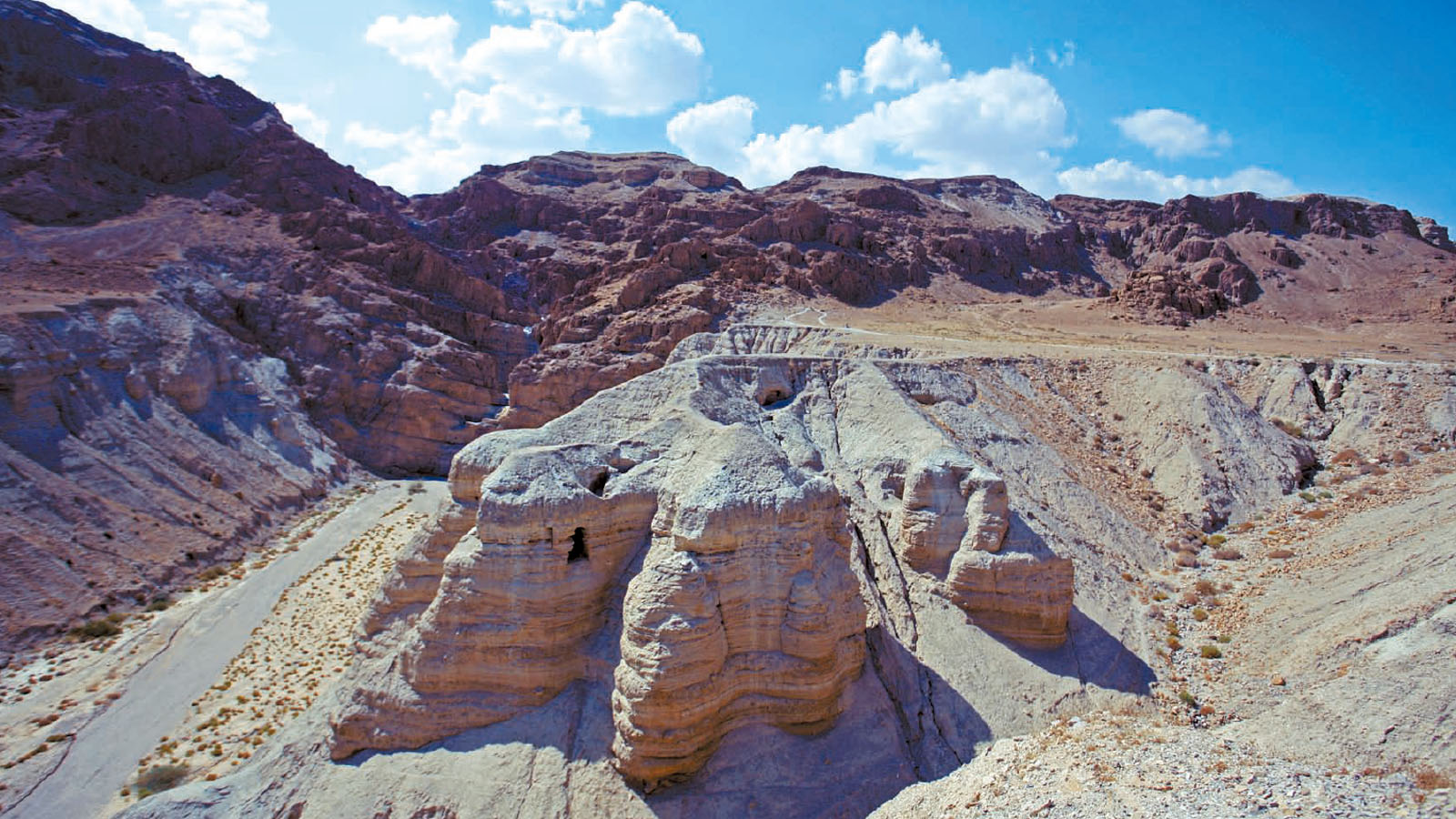 동부 사막에 자리한 쿰란 국립공원의 동굴 유적. 수천 년 전의 성경 필사본이 발견된 장소다.