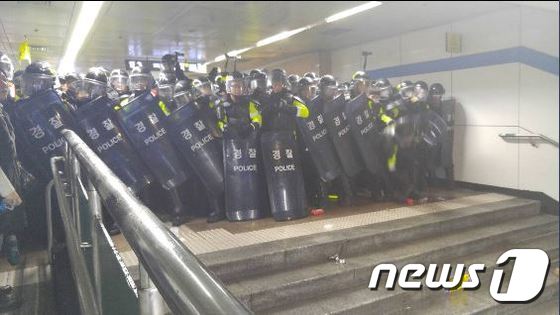 14일 오후서울 지하철 5호선 광화문역 통로를 경찰이 통제하고 있다. © News1