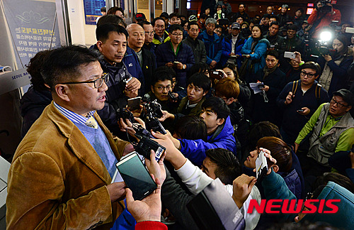 【서울=뉴시스】임태훈 기자 = 민주사회를 위한 변호사모임 소속 조영선 변호사가 15일 오전 서울 종로구 연건동 서울대학교 병원 응급의료센터에서 경찰의 물대포에 직사로 맞아 생명이 위독한 농민 참가자 백 모씨의 상태와 관련 기자회견을 하고 있다. 2015.11.15.   taehoonlim@newsis.com