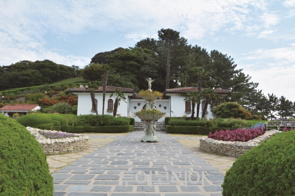 외도-학교의 교장실을 숙소로 개조했다.